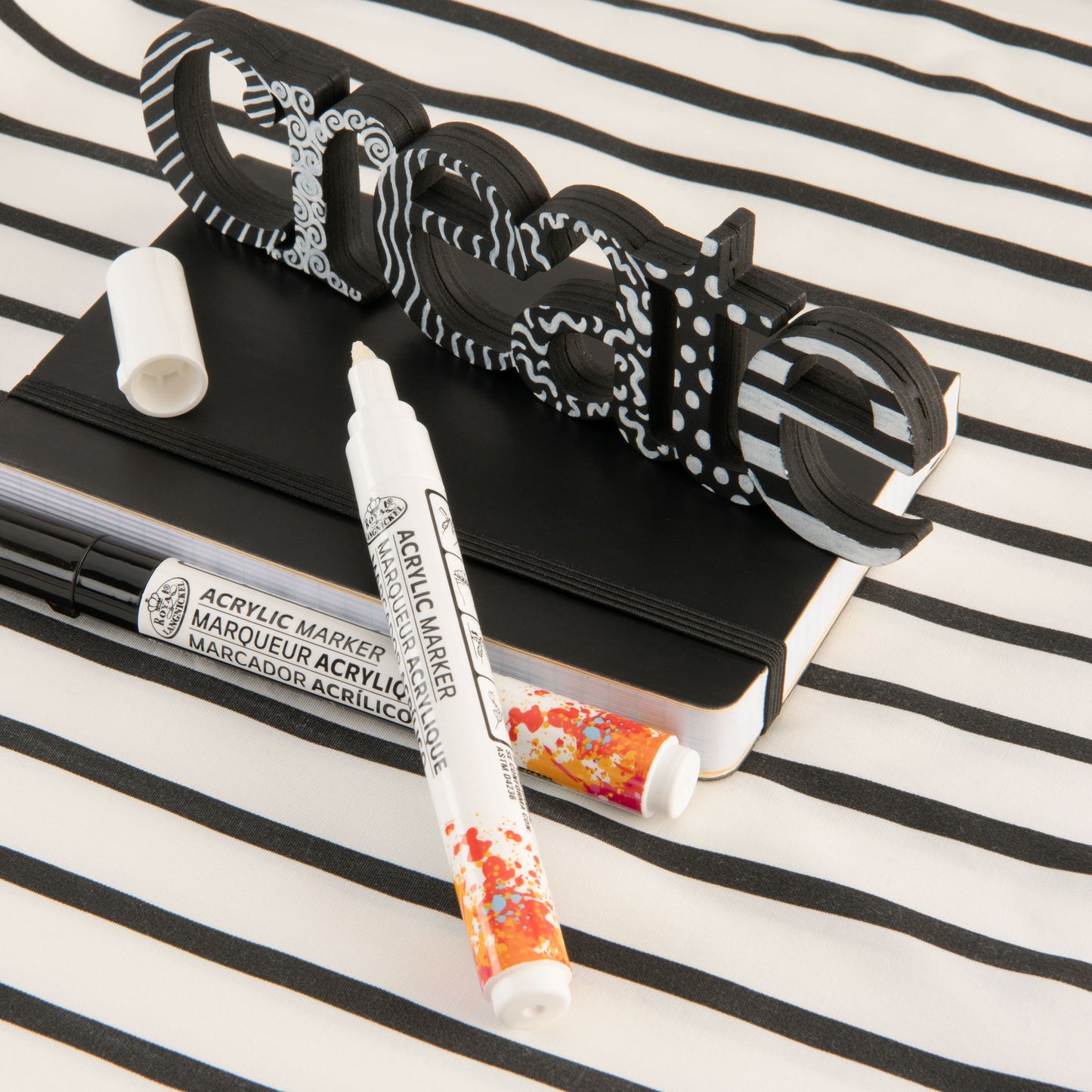 WAL-MARK-2724-RFID | Royal & Langnickel 2 Piece Acrylic 2mm Reversible Tip Black/White Marker